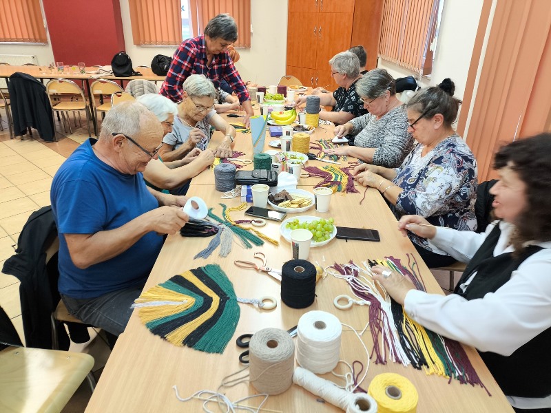 seniorzy tworzący rękodzeło