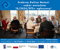 Dwie grupki seniorów siedzą przy stołach i dyskutują, popijając kawę.
