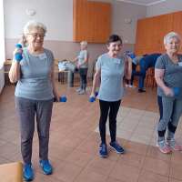 seniotki podnoszą hantle-ćwiczą