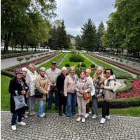 grupa seniorów na tle parku